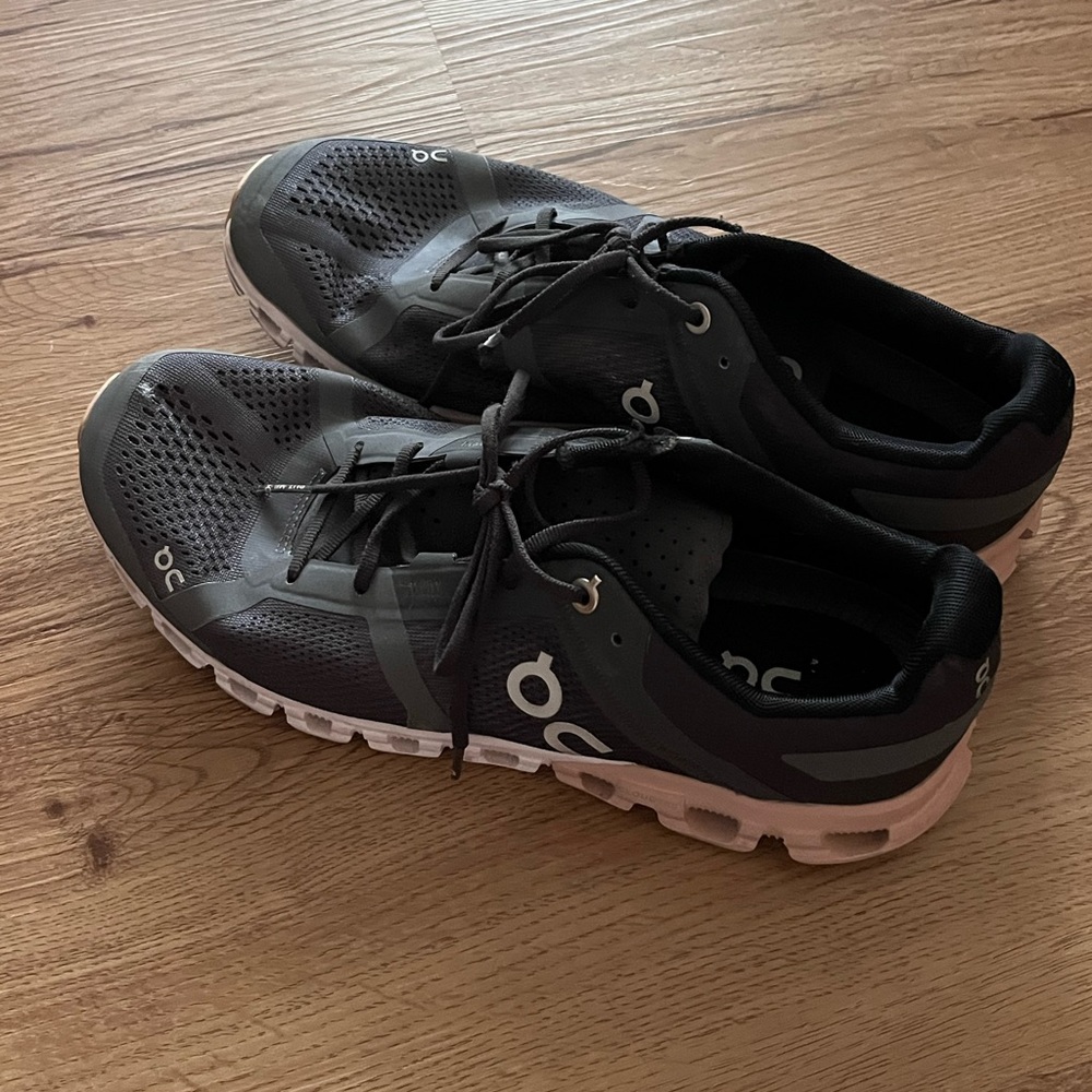 On Cloud Womens Running Black and Gray Sneakers Size 9